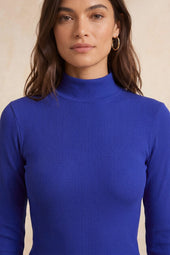 Col Montant Bleu Impérial sur Olivia, mannequin taille 36 #taille Olivia porte une taille 36
