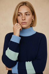 Pull Audacieuse Bleu Polaire sur Lou, mannequin taille 42 #taille Lou porte une taille 42