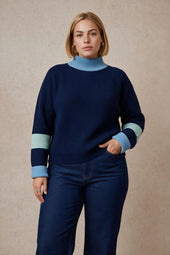 Pull Audacieuse Bleu Polaire sur Lou, mannequin taille 42 #taille Lou porte une taille 42