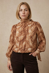 Blouse Galatéa Bois Sauvage sur Lou, mannequin taille 42 #taille Lou porte une taille 42