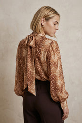 Blouse Galatéa Bois Sauvage sur Lou, mannequin taille 42 #taille Lou porte une taille 42