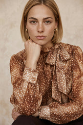 Blouse Galatéa Bois Sauvage sur Lou, mannequin taille 42 #taille Lou porte une taille 42