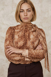 Blouse Galatéa Bois Sauvage sur Lou, mannequin taille 42 #taille Lou porte une taille 42