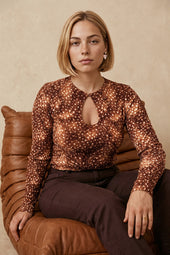 Top Bianca Bois Sauvage sur Lou, mannequin taille 42 #taille Lou porte une taille 42
