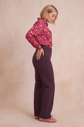Pantalon Idéaliste Cassis sur Lou, mannequin taille 42 #taille Lou porte une taille 42