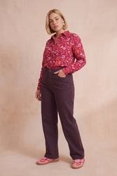 Pantalon Idéaliste Cassis sur Lou, mannequin taille 42 #taille Lou porte une taille 42