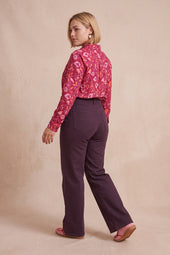 Pantalon Idéaliste Cassis sur Lou, mannequin taille 42 #taille Lou porte une taille 42