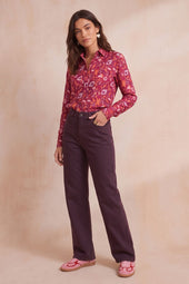 Pantalon Idéaliste Cassis sur Olivia, mannequin taille 36 #taille Olivia porte une taille 36