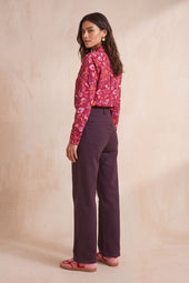 Pantalon Idéaliste Cassis sur Olivia, mannequin taille 36 #taille Olivia porte une taille 36