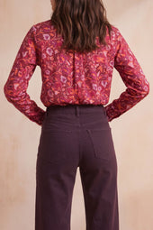 Pantalon Idéaliste Cassis sur Olivia, mannequin taille 36 #taille Olivia porte une taille 36
