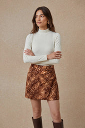 Col Montant Écru sur Olivia, mannequin taille 36 #taille Olivia porte une taille 36