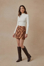 Col Montant Écru sur Olivia, mannequin taille 36 #taille Olivia porte une taille 36
