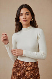 Col Montant Écru sur Olivia, mannequin taille 36 #taille Olivia porte une taille 36