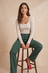 T-shirt Paresseux Fleur des Bois sur Olivia, mannequin taille 36 #taille Olivia porte une taille 36