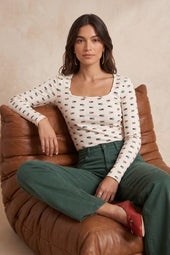 T-shirt Paresseux Fleur des Bois sur Olivia, mannequin taille 36 #taille Olivia porte une taille 36