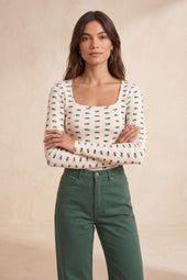 T-shirt Paresseux Fleur des Bois sur Olivia, mannequin taille 36 #taille Olivia porte une taille 36