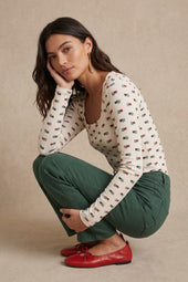 T-shirt Paresseux Fleur des Bois sur Olivia, mannequin taille 36 #taille Olivia porte une taille 36