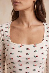 T-shirt Paresseux Fleur des Bois sur Olivia, mannequin taille 36 #taille Olivia porte une taille 36