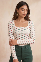 T-shirt Paresseux Fleur des Bois sur Olivia, mannequin taille 36 #taille Olivia porte une taille 36