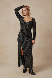Robe Grand Cœur Jardin Brodé sur Lou, mannequin taille 42 #taille Lou porte une taille 42