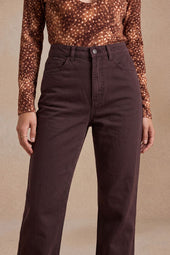 Pantalon Idéaliste Marron sur Olivia, mannequin taille 36 #taille Olivia porte une taille 36