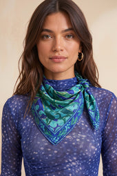 Foulard en soie Myrtille noué en col autour du cou
