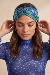 Foulard en soie Myrtille porté en headband dans les cheveux