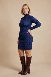 Robe Allura Nuit au Chalet sur Lou, mannequin taille 42 #taille Lou porte une taille 42