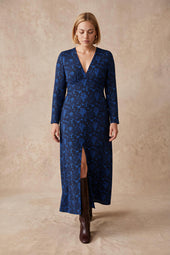 Robe Musa Nuit au Chalet sur Lou, mannequin taille 42 #taille Lou porte une taille 42