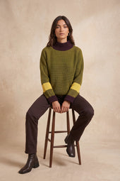 Pull Audacieuse Olive sur Olivia, mannequin taille 36 #taille Olivia porte une taille 36