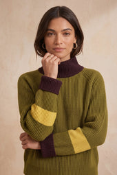 Pull Audacieuse Olive sur Olivia, mannequin taille 36 #taille Olivia porte une taille 36