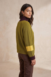 Pull Audacieuse Olive sur Olivia, mannequin taille 36 #taille Olivia porte une taille 36