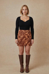 Top Grand Cœur Réglisse sur Lou, mannequin taille 42 #taille Lou porte une taille 42