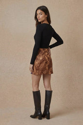 Top Grand Cœur Réglisse sur Olivia, mannequin taille 36 #taille Olivia porte une taille 36