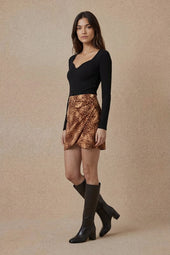 Top Grand Cœur Réglisse sur Olivia, mannequin taille 36 #taille Olivia porte une taille 36