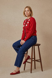 Cardigan Sissi Rouge en laine sur Lou, mannequin taille 42 #taille Lou porte une taille 42