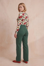Pantalon Idéaliste Vert Mousse sur Lou, mannequin taille 42 #taille Lou porte une taille 42